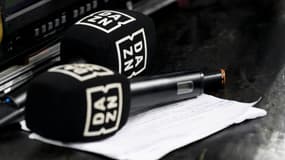 Des micros de la plateforme DAZN avant un match de football en Europe