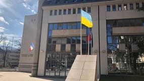 Le drapeaux Ukrainien prend place devant l'assemblée départementale des Hautes-Alpes 