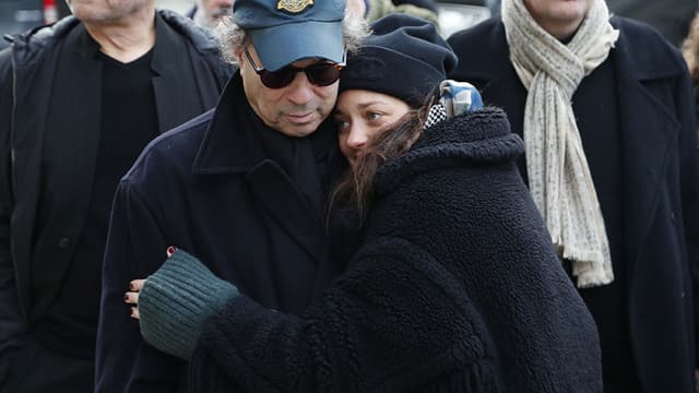 Marion Cotillard et Dennis Berry, le mari d'Anna Karina, aux obsèques de l'actrice ce samedi au cimetière du Père Lachaise.