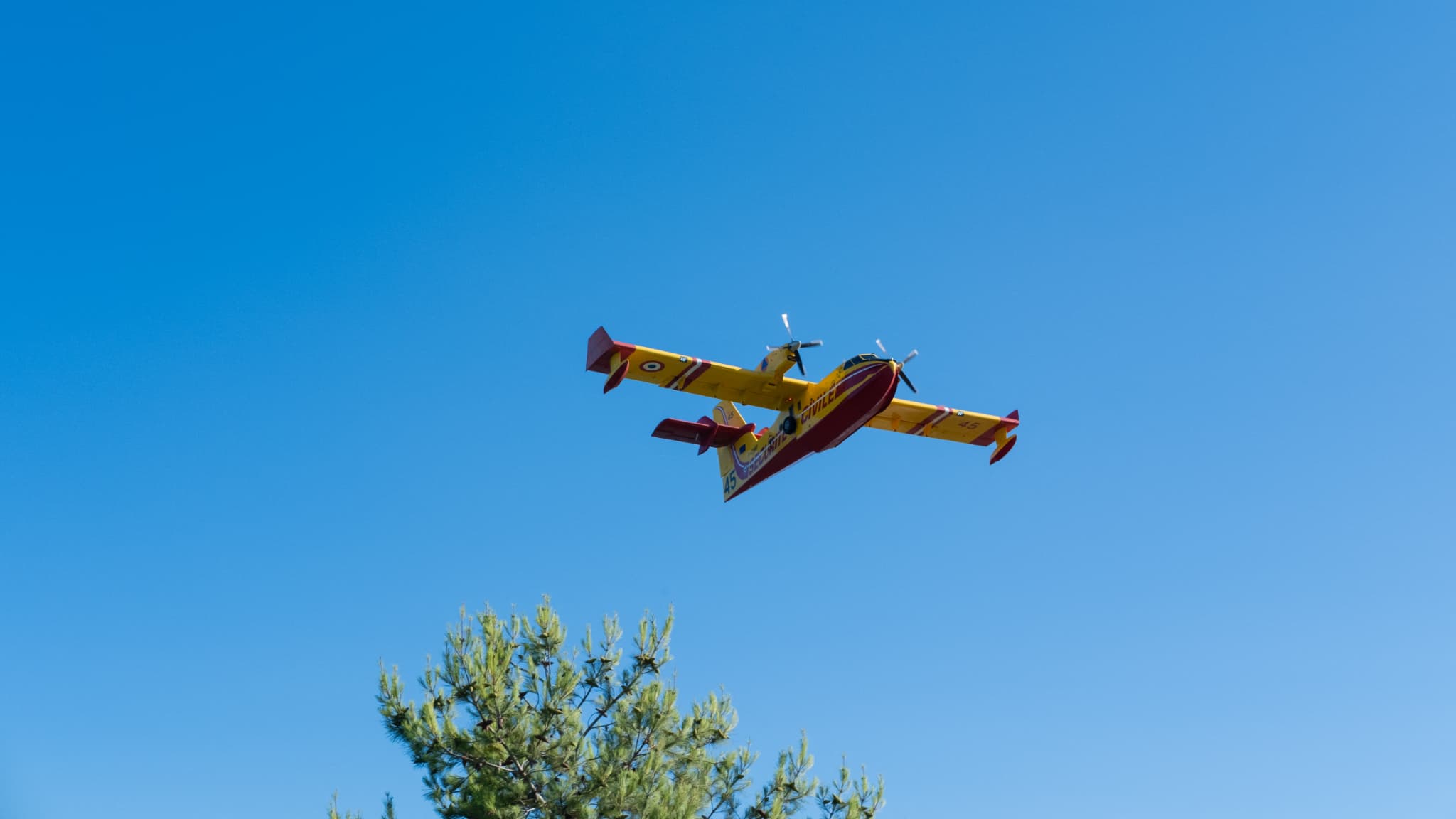 Pour "renforcer les pompiers français autour de Perpignan" et comme en 2022 en Gironde, l'UE envoie 4 avions bombardiers d'eau en France