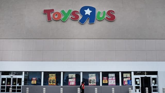 Sur les "1167 salariés" de Toys'R'Us France, les licenciements "s'échelonneraient entre 200 et 250, en fonction des offres", indiquent les syndicats.