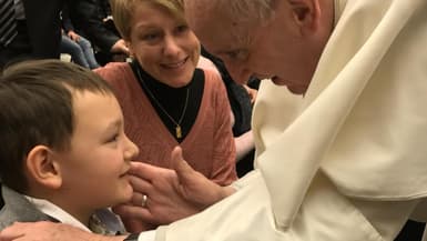 Le petit Flavian, 9 ans, avec le pape François en décembre 2016.