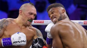 Oleksandr Usyk (à gauche) et Anthony Joshua lors de leur deuxième combat en août 2022