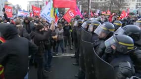 Manifestants et CRS ce mercredi à Créteil dans le Val-de-Marne.
