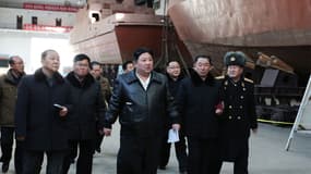 Kim Jong Un sur un chantier naval. Photo publiée le 2 février 2024 par l'agence nord-coréenne KCNA