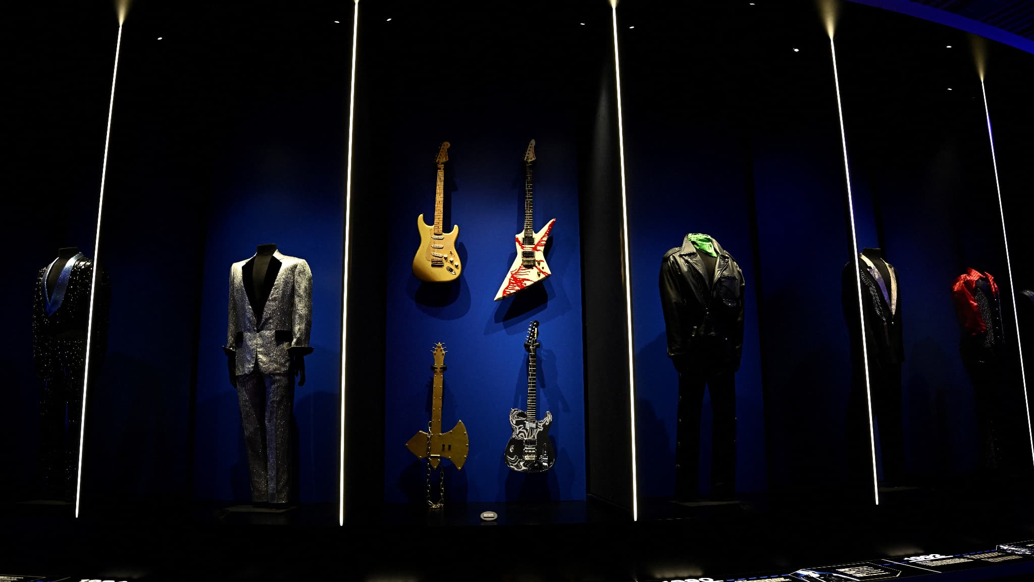 Plus d'une centaine d'objets ayant appartenus à Johnny Hallyday exposés à Paris Expo Porte de Versailles.