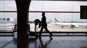 Un passager à l'aéroport de Roissy Charles de Gaulle, le 11 juin 2013.