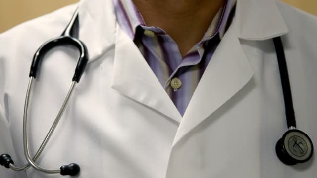 Le médecin-inspecteur a été suspendu.