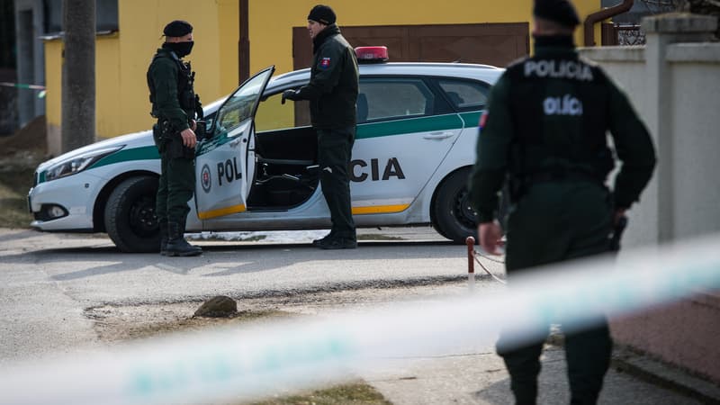 Des policiers se tiennent près de la scène du crime où le journaliste et sa compagne ont été retrouvés, le 26 février 2018 à Velka Maca en Slovaquie. 