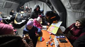 Une tente installée par les secours ukrainiens pour accueillir les habitants privés de chauffage par les attaques russes, le 18 janvier 2025