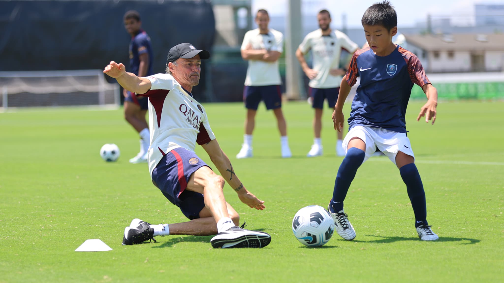 Luis Enrique tacle un jeune lors d'une session du PSG au Japon, le 24 juillet 2023