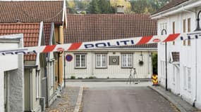 Cordon de police à Kongsberg, en Norvège, le 15 octobre 2021, sur les lieux d'une attaque.