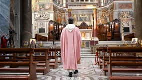 Un curé italien dans l'église de Santa Maria in Trastevere, à Rome, le 22 mars 2020 (illustration)