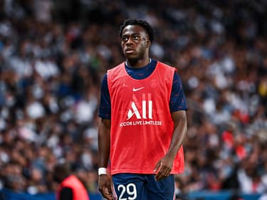 Arnaud Kalimuendo avec le PSG