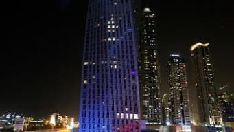 Alain Robert, l'homme-araignée français, réussit sans harnais de sécurité l'ascension de la Cayan Tower de Dubaï, la plus haute tour torsadée du monde le 12 avril 2015