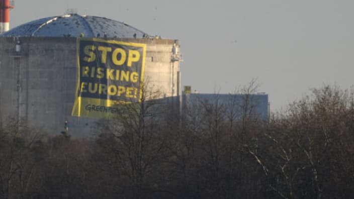 La banderole déployée par des militants de Greenpeace qui se sont introduits dans la centrale de Fessenheim, le 18 mars 2014