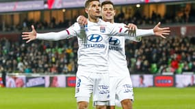 La joie du Lyonnais Aouar félicité par Guimaraes