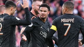 Achraf Hakimi et Kylian Mbappé en train de félicite Warren Zaïre-Emery, octobre 2023