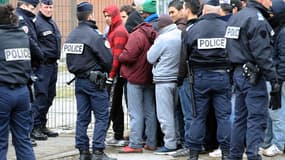 Des migrants, à Calais, en février 2013.