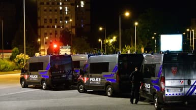 Des camions de police stationnés dans un quartier sensible de Limoges.