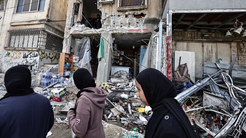 Des Palestiniens constatent les dommages après un raid dans le camp de Nour Shams en Cisjordanie occupée, le 17 décembre 2023