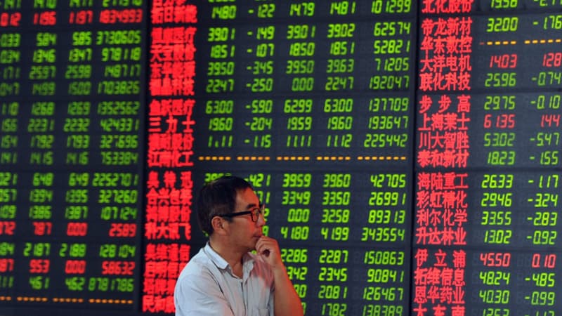 En un mois, la Bourse de Shanghai a chuté de plus de 30%. 