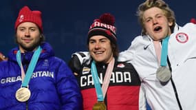 Le médaillé d'argent américain Kyle Mack, le médaillé d'or canadien Sebastien Toutant et le médaillé de bronze Billy Morgan sur le podium du snowboard masculin. 