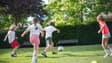 Des enfants jouent au foot. (photo d'illustration)