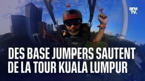 Des base jumpers sautent de la tour Kuala Lumpur en Malaisie