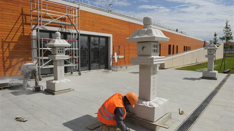 À Bussy-Saint-Georges (Seine-et-Marne), au coeur d'un quartier en construction, s'érigent sur une même route un temple bouddhiste taïwanais (photo) qui sera inauguré dimanche, ainsi que les fondations d'une pagode laotienne et d'une mosquée. Juste à côté
