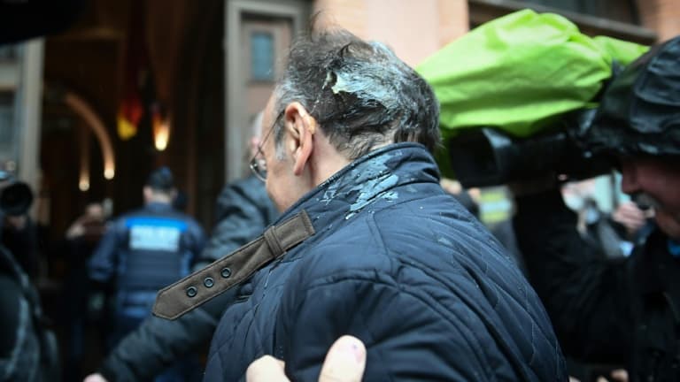 Eric Zemmour visé a pris un oeuf lors de son déplacement dans le Sud-Ouest, à Moissac le 12 mars 2022.