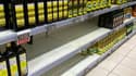 Des rayons vides d'un supermarché où manque l'huile végétale de tournesol, le 5 avril 2022 à Paris