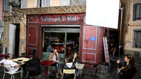 Des acteurs de "Plus belle la vie" sur le plateau du dernier tournage de la série, aux Studios de la Belle de Mai, le 28 septembre 2022 à Marseille