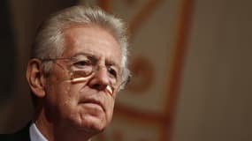 Mario Monti, nommé président du Conseil italien, est "presque prêt" à dévoiler la composition de son gouvernement, a déclaré mardi un représentant du patronat. /Photo prise le 14 novembre 2011/REUTERS/Tony Gentile