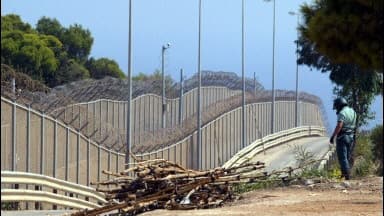 Il existe déjà en Europe deux clôtures « anti-immigration » du même type que la future barrière grecque, construites à Melilla et Ceula, entre l'Espagne et le Maroc.