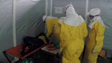 Une équipe médicale en tenue de protection à Gueckedou, dans le sud de la Guinée, le 31 mars 2014.