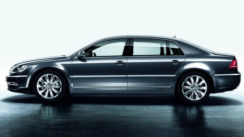 C'est la fin pour la Phaeton, après 14 ans d'existence. Le dernier modèle est sorti de l'usine Volkswagen de Dresde, le 18 mars 2016.
