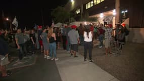 En Arizona, des pro-Trump manifestent devant un centre de dépouillement à Phoenix