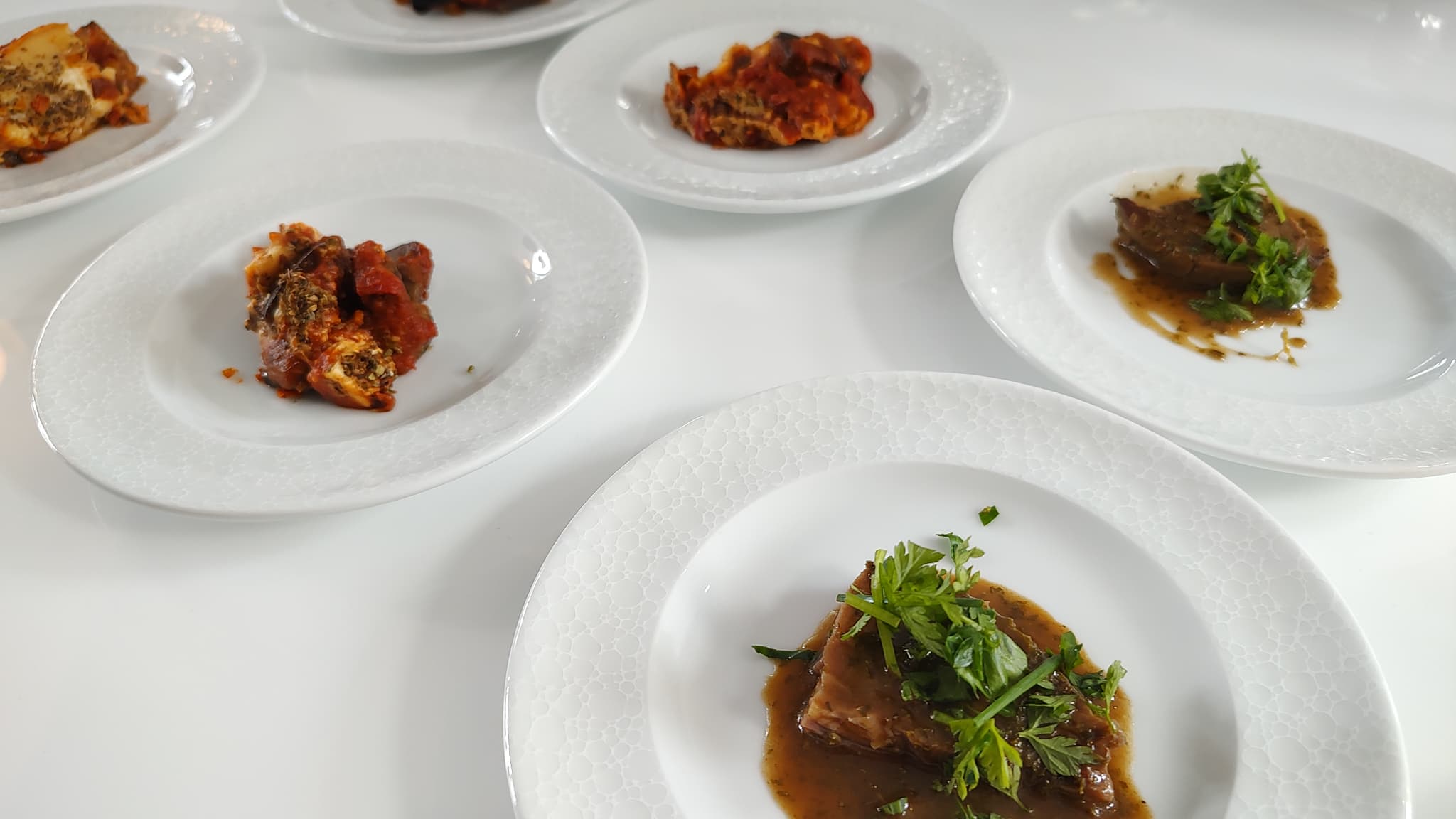 "Moussaka aux légumes" et "agneau, jus réduit à la menthe", deux plats qui seront servis par Sodexo dans le village olympique.