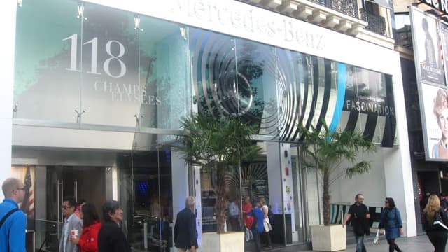 La Mercedes-Benz Gallery est l'espace parisien de prestige pour la marque allemande. La Mercedes-Benz Gallery est l'espace parisien de prestige pour la marque allemande.