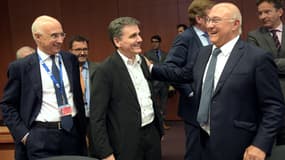 Le ministre des finances grec Euclide Tsakalotos entouré de ses homologues italiens et français.