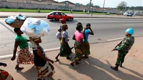 Dans une rue du quartier d'Abobo à Abidjan. Les présidents du Bénin, de la Sierra Leone et du Cap-Vert, mandatés par la Communauté économique des Etats d'Afrique de l'Ouest (Cédéao), sont attendus mardi en Côte d'Ivoire où ils doivent remettre un ultimatu