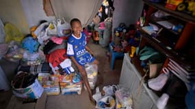 Miguel Barros, 11 ans, a reçu des flots de dons alimentaires après avoir appelé la police parce qu'il avait faim, dans sa maison de Santa Luzia, une municipalité de Belo Horizonte, au Brésil, le 6 août 2022. 