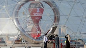 Cliché montrant le compte à rebours du Mondial qatari sur la corniche de Doha, le 3 février 2022, 