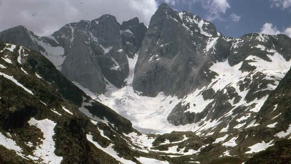 Dans les Pyrénées, vue sur le massif du Vignemale en juillet 1967...