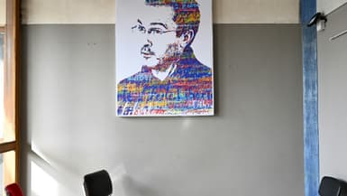 Un portrait de Samuel Paty lors d'une cérémonie d'hommage à l'école du Bois d'Aulne dans lequel il enseignait, à Conflans-Sainte-Honorine, dans les Yvelines, le 16 octobre 2023