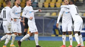 Alassane Pléa est félicité par Marcus Thuram après son triplé