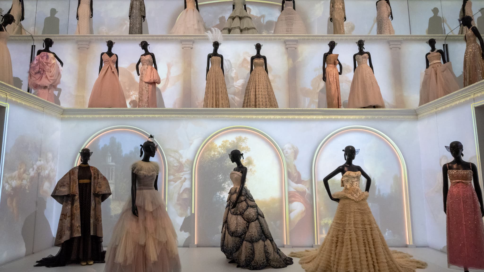 DES PRIX QUI FLAMBENT BIEN PLUS QUE CHEZ CHANEL ET HERMÈS, UN STYLE QUI LASSE LES CLIENTS ET DES VENTES EN BAISSE DE 10%: COMMENT DIOR EST DEVENU LE TALON D'ACHILLE DE LVMH