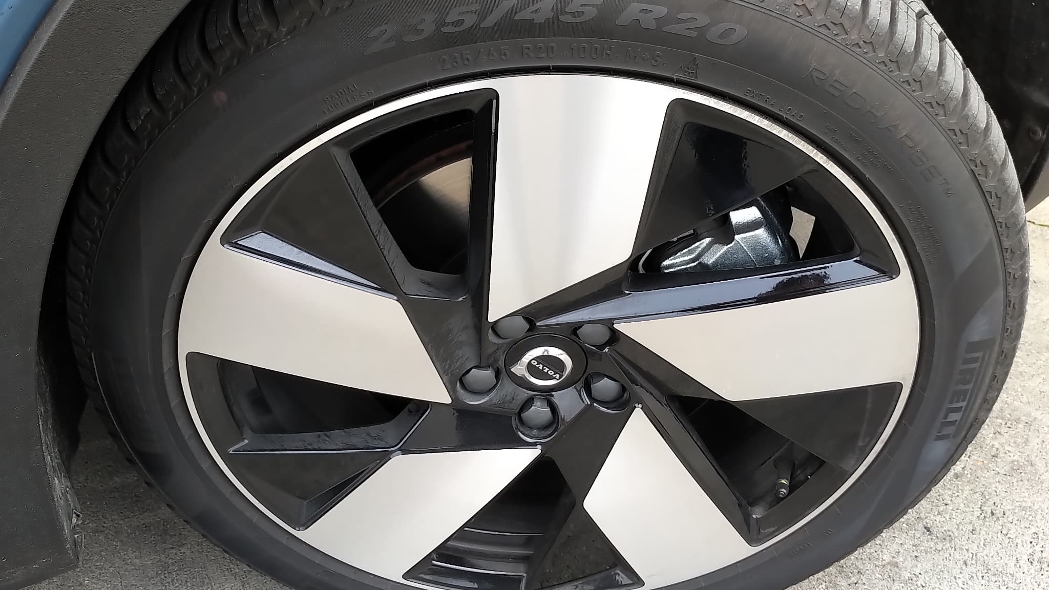 Grâce à ses deux moteurs électriques d’une puissance cumulée de 408 chevaux, le Volvo C40 offre des accélérations franches.