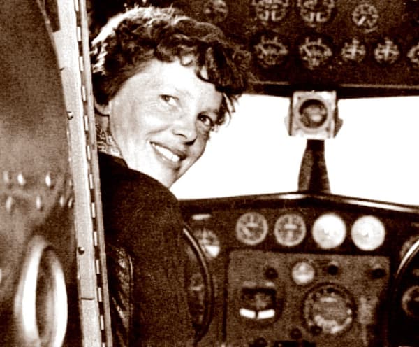 Amelia Earhart aux commandes du Lockheed 10 Electra, avant le décollage depuis la Californie, en 1937.